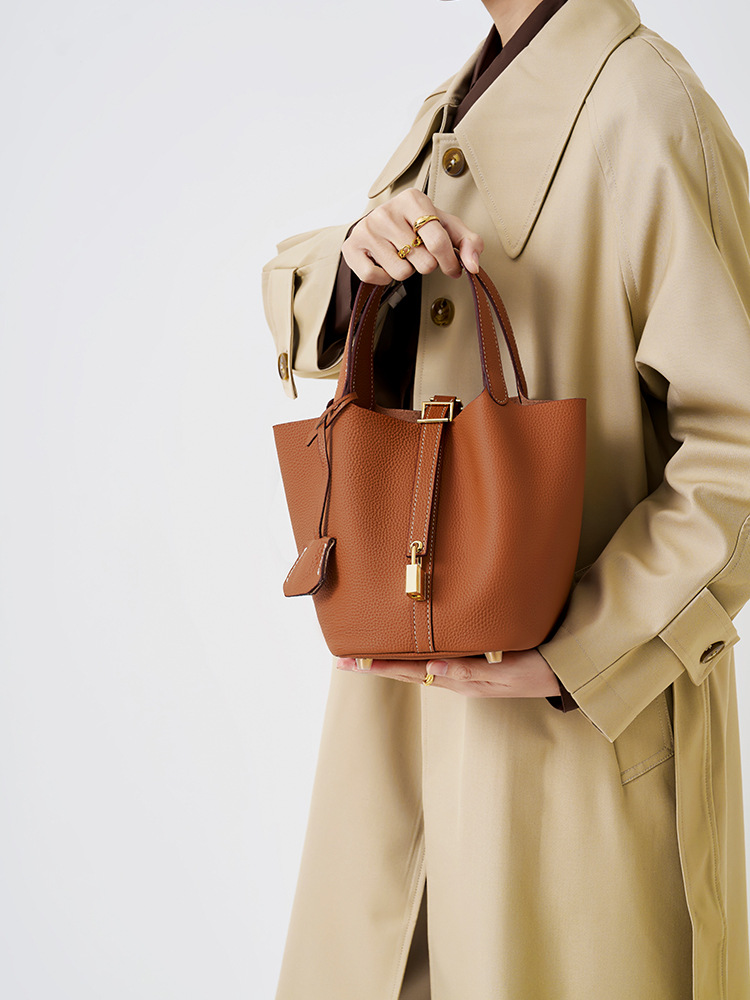 高级感真皮水桶包包大容量斜挎包女菜篮子手提包妈咪包新娘婚包